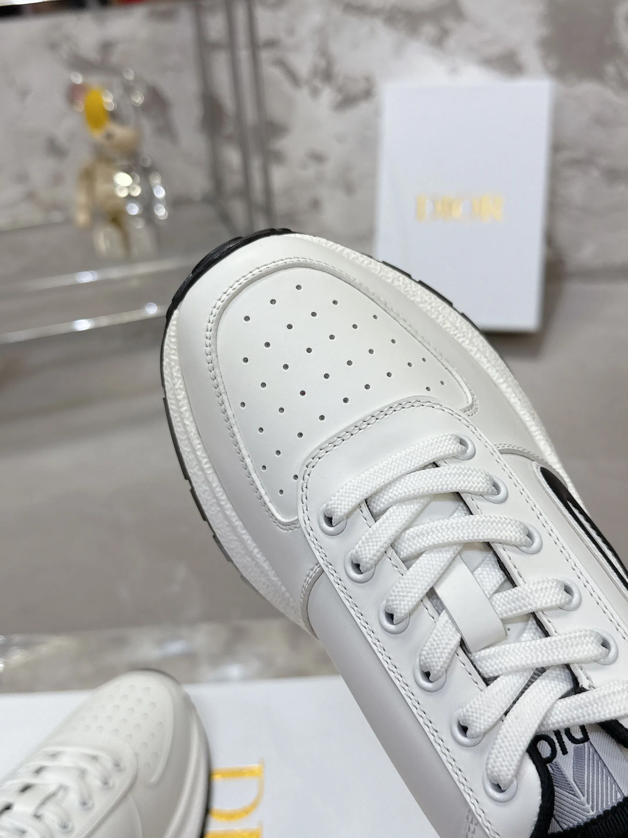 Factory price 680💰 Top version! ! ! Dior Dior's latest Run'n'Dior series, couple's thick-soled casual sneakers, originally purchased, developed and manufactured. This Run'n'Dior reinterprets sports style with an elegant and fashionable shape. The upper is crafted from white mesh fabric and features the Christian Dior Paris signature on the laces and heel. The exquisite two-color sole is light and soft, which can add a high-end temperament to all kinds of casual looks. Exquisite packaging at the delivery counter 🛍📦 ▪️Fabric: Original customized imported first-layer cowhide ▪️Inner lining: Imported original lining ▪️Sole: Original molded non-slip TPU material ▪️Size: Women's 35-41 / Men's 39-46 (Female 40 41 / Men's 38.45.46 customized)